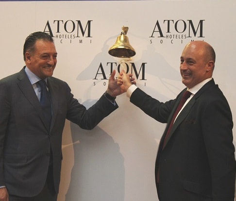 Eduardo Ozaita of Bankinter and Víctor Martí, chairman of GMA, ringing the bell for ATOM Hoteles